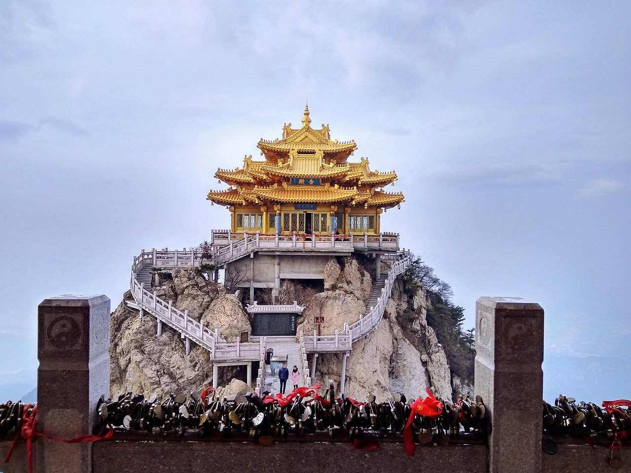 洛阳龙门石窟景区，千年石刻的艺术瑰宝